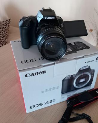 Canon EOS 250D + Obiettivo 18-55mm + Kit Accessori