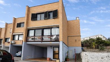 VILLA A SCHIERA A GAETA