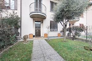 ELEGANTE VILLA A SCHIERA CON AMPIO GIARDINO E BOX