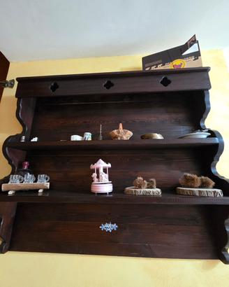 Credenza piattaia decorata a mano
