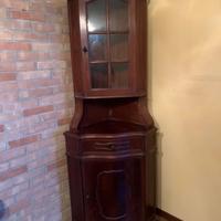 Mobile angolare in legno con vetrinetta