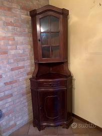 Mobile angolare in legno con vetrinetta
