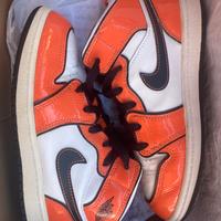 Jordan 1 Mid SE arancione