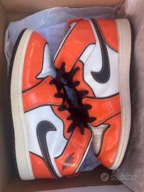 Jordan 1 Mid SE arancione