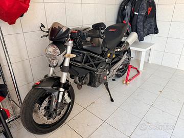 Ducati Monster 696