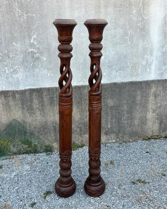Coppia di colonne decorative in legno intagliato