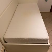 struttura letto IKEA con materasso