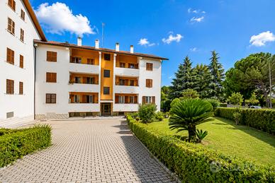Appartamento con garage, zona residenziale