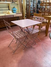 Tavolino in ferro con sedie