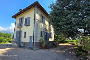 Villa di 275 m² con più di 5 locali e box auto a V