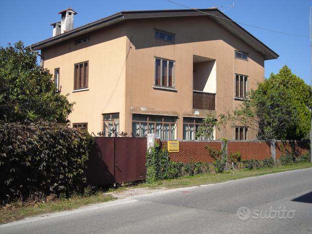 Casa con ampio deposito e scoperto