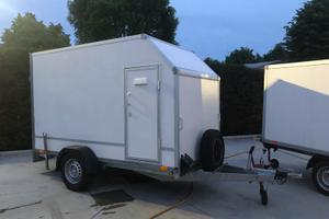 Rimorchio furgonato con rampa