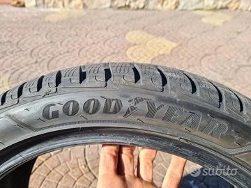 Gomme 4 stagioni Goodyear 215/45 18