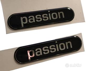 2 PEZZI SCRITTA ADESIVA ORIGINALE PASSION / PULSE 