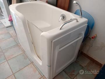 vasca da bagno con sportelli