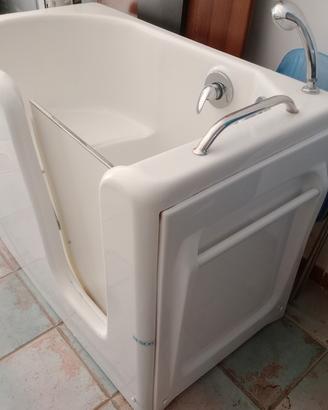 vasca da bagno con sportelli