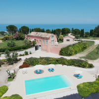 Villa con piscina o camera in B&B nelle Marche