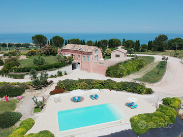 Villa con piscina o camera in B&B nelle Marche