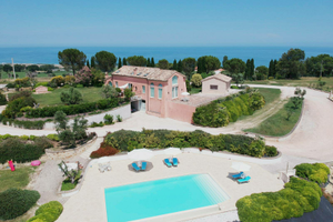 Villa con piscina o camera in B&B nelle Marche