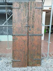 Portone antico in legno a due ante