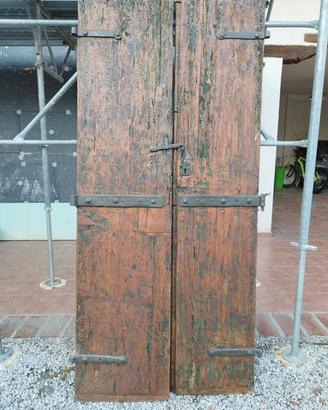 Portone antico in legno a due ante