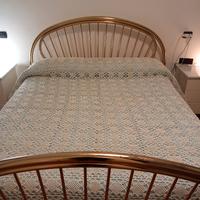 Copriletto antico a uncinetto fatto a mano