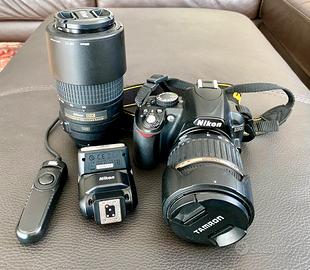 Fotocamera Nikon D3100 con 2 obbiettivi e flash