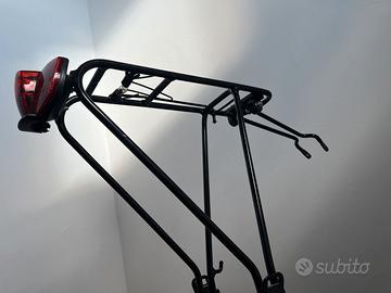 Portapacchi posteriore bici con luce Basta