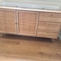 Elegante credenza in effetto rovere con rattan