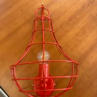 Lampada tipo lanterna parete rossa