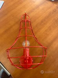 Lampada tipo lanterna parete rossa