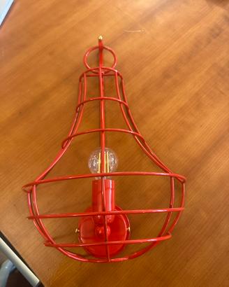 Lampada tipo lanterna parete rossa