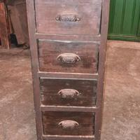 Mobiletto vintage in legno a cassetti con maniglie