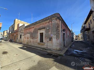 CASA INDIPENDENTE CON GIARDINO ZONA MONTRONE VIA