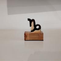 Capricorno segno zodiacale in legno