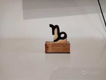 Capricorno segno zodiacale in legno