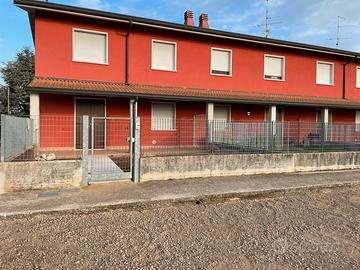 In campagna villetta con giardino eterrazzogrande