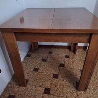 Tavolo da pranzo allungabile in legno.