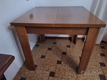 Tavolo da pranzo allungabile in legno.