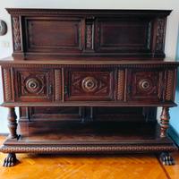 Credenza antica con intagli decorativi