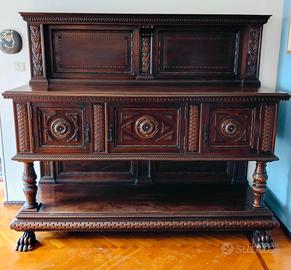 Credenza antica con intagli decorativi