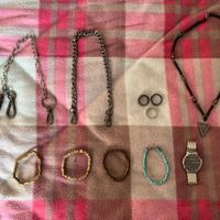 Bigiotteria varia e un orologio