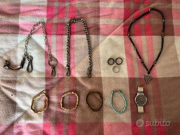 Bigiotteria varia e un orologio