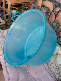 Bagnarola in plastica blu con manici