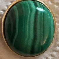 Gioiello in oro e malachite