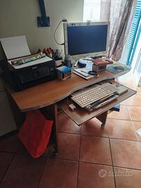 scrivania con sedia girevole 