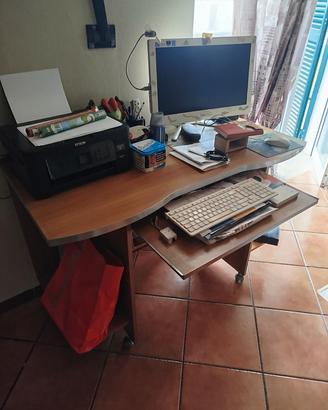 scrivania con sedia girevole 