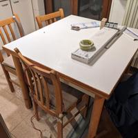 Tavolo in legno massello, sedie e mobili cucina