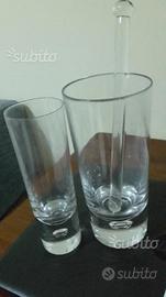 Bicchieri di cristallo con caraffa