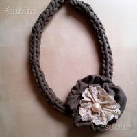 Collana girocollo uncinetto in tessuto con fiore
